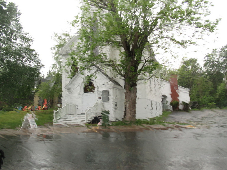 Kerkje in de regen op route naar Lunenburg
